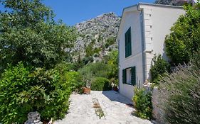 Luxurious Holiday Home In Makarska With Jacuzzi
